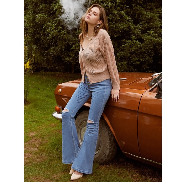 🎥 Hollow Out Pink Buttoned V-Neck Cardigan - Picture 6 of 17